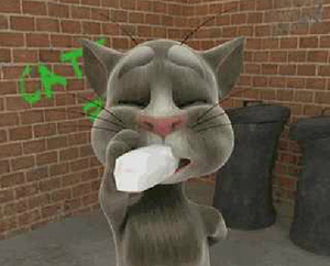 Говорящий кот Том пьет молоко